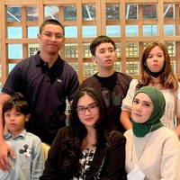 Tyarani Savitri baru saja merayakan ulang tahunnya ke-22. Mulan Jameela membagikan momen bahagia perayaan ulang tahun putri pertamanya itu. Foto: Instagram