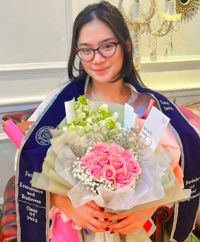 Sebelum ulang tahunnya, Tyarani pun sudah lulus menjadi sarjana. Tyarani mengambil kuliah jurusan ekonomi dan bisnis. Foto: Instagram