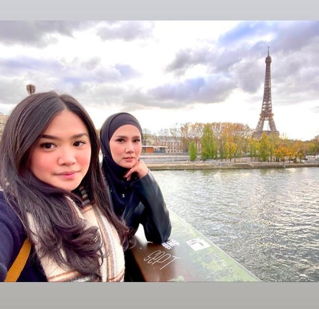 Inilah potret cantik ibu dan anak saat berlibur ke Paris. Mulan Jameela dipuji awet muda karena anak pertamanya sudah dewasa. Foto: Instagram