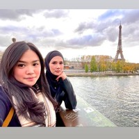 Inilah potret cantik ibu dan anak saat berlibur ke Paris. Mulan Jameela dipuji awet muda karena anak pertamanya sudah dewasa. Foto: Instagram