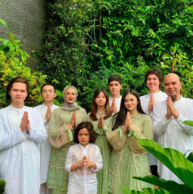 Mulan Jameela sendiri diketahui memiliki empat anak. Dua anak pertamanya Tyarani Savitri dan Daffi Nugraha dari suami pertamanya. Safeea Ahmad dan Ahmad Syailendra Aerlangga merupakan buah hatinya bersama Ahmad Dhani. Mulan memiliki tiga anak sambung, AL, El dan Dul yang merupakan putra Ahmad Dhani dengan Maia Estianty. Foto: Instagram