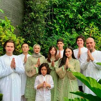 Mulan Jameela sendiri diketahui memiliki empat anak. Dua anak pertamanya Tyarani Savitri dan Daffi Nugraha dari suami pertamanya. Safeea Ahmad dan Ahmad Syailendra Aerlangga merupakan buah hatinya bersama Ahmad Dhani. Mulan memiliki tiga anak sambung, AL, El dan Dul yang merupakan putra Ahmad Dhani dengan Maia Estianty. Foto: Instagram