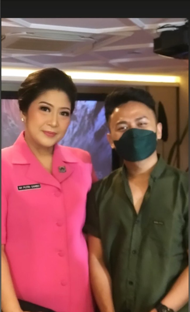 Beredar di TikTok video istri Ferdy Sambo, Putri Candrawathi, yang menggunakan baju PSR Bhayangkari warna pink. Dalam video itu tampak juga papan nama bertulis NY Putri Sambo di busana yang dikenakan Putri. Ia terlihat sedang dirias oleh makeup artist (MUA) dan hair stylist. Foto: Dok. TikTok @revalalip.