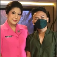 Beredar di TikTok video istri Ferdy Sambo, Putri Candrawathi, yang menggunakan baju PSR Bhayangkari warna pink. Dalam video itu tampak juga papan nama bertulis NY Putri Sambo di busana yang dikenakan Putri. Ia terlihat sedang dirias oleh makeup artist (MUA) dan hair stylist. Foto: Dok. TikTok @revalalip.