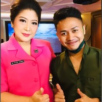 Makeup Putri Candrwathi dalam video viral itu langsung banjir pujian dari warganet. Selain menanggapi riasannya, warganet juga penasaran dengan sosok Putri Candrwathi. Ia menjadi sorotan semenjak kasus meninggalnya Brigadir J dan suaminya jadi tersangka pembunuhan. Foto: Dok. TikTok @revalalip.