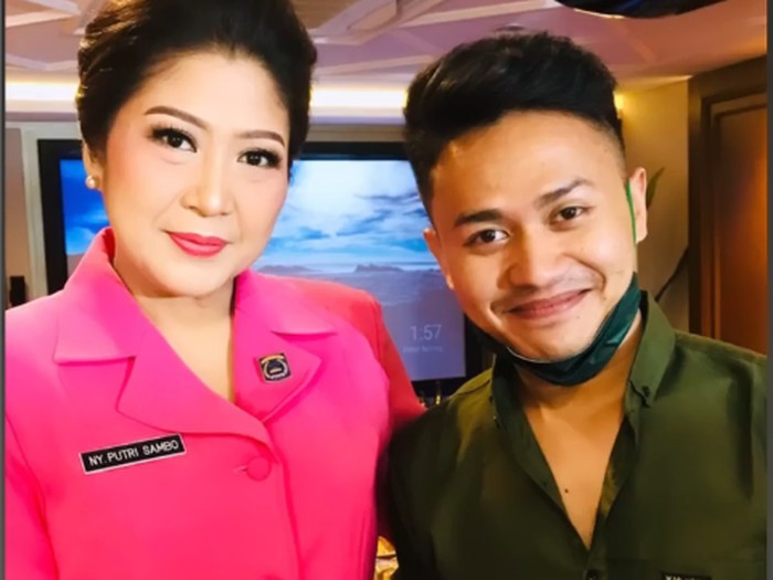 Unggahan Hair Stylist, Reval Alip pernah menata rambut istri Ferdy Sambo viral di media sosial Unggahan Hair Stylist, Reval Alip pernah menata rambut istri Ferdy Sambo viral di media sosial