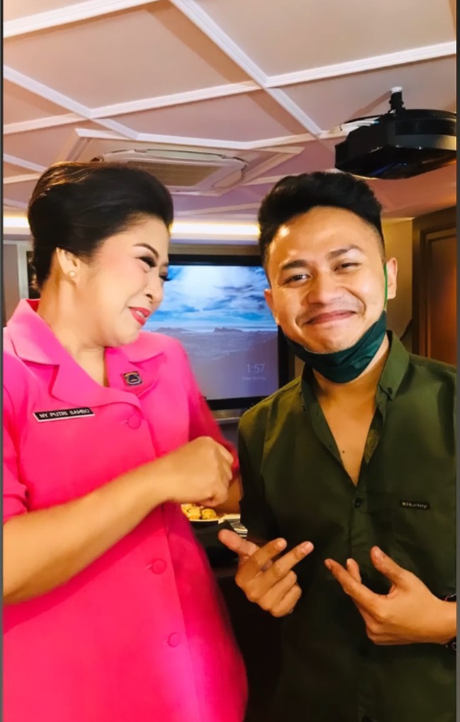 Penata rambut itu mengunggah lewat video TikTok @revalalip sosok Putri Candrawathi. Ia mengatakan sosok istri Ferdy Sambo itu cantik dan berwibawa. Betul sangat humble yang aku tau juga, cantik tinggi dan berwibawa. Semoga ibu segera pulih dan sehat terus ya ibu 🥲😇 #ibuputri #brigadir #brigadirj, tulis akun TikTok Hair Stylist @revalalip. Foto: Dok. TikTok @revalalip.