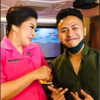 Penata rambut itu mengunggah lewat video TikTok @revalalip sosok Putri Candrawathi. Ia mengatakan sosok istri Ferdy Sambo itu cantik dan berwibawa. Betul sangat humble yang aku tau juga, cantik tinggi dan berwibawa. Semoga ibu segera pulih dan sehat terus ya ibu 🥲😇 #ibuputri #brigadir #brigadirj, tulis akun TikTok Hair Stylist @revalalip. Foto: Dok. TikTok @revalalip.