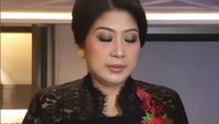 Video Putri Candrawathi yang tengah dirias dan ditata rambutnya itulah yang kemudian menjadi atensi karena seolah menjawab penasaran netizen. Hair Stylist yang mengunggah video tersebut mengungkapkan soal sosok istri Ferdy Sambo tersebut. Setiap hari fyp terus masalah ini, #brigadirj #brigadirjoshua #brigadir. Siapa sih yang menginginkan masalah seperti ini, akan tetapi Tuhan sudah mengatur kehidupannya tanpa disangka-sangka. Semoga pada kuat menghadapinya dan segera selesai aminn, kata sang hair stylist bernama Reval dalam unggahannya di TikTok. Foto: Dok. TikTok @revalalip.