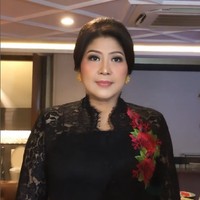 Melalui akun TikTok, Reval mengungkapkan pernah mendapatkan perlakuan baik dari Putri dan Brigadir Josua. Ia berharap yang terbaik untuk kedua belah pihak keluarga. Balas @cacaa_sihombing yang aku tau ibu tuh cantik berwibawa dan sangat humble, makanya mari kita doakan yang terbaik aja untuk keluarga ibu dan keluarga alm Josua, sedih banget rasanya, karena keluarga ibu dan brigadir Josua pernah sangat baik ke aku, apalagi anaknya 😭😭 #brigadirjosua #brigadir #josuahutabarat, tulis Reval. Foto: Dok. TikTok @revalalip.