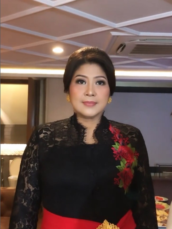 Melalui akun TikTok, Reval mengungkapkan pernah mendapatkan perlakuan baik dari Putri dan Brigadir Josua. Ia berharap yang terbaik untuk kedua belah pihak keluarga. Balas @cacaa_sihombing yang aku tau ibu tuh cantik berwibawa dan sangat humble, makanya mari kita doakan yang terbaik aja untuk keluarga ibu dan keluarga alm Josua, sedih banget rasanya, karena keluarga ibu dan brigadir Josua pernah sangat baik ke aku, apalagi anaknya 😭😭 #brigadirjosua #brigadir #josuahutabarat, tulis Reval. Foto: Dok. TikTok @revalalip.