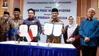 Sekretaris Umum PP Muhammadiyah Abdul Mufti, Menteri Koordinator Bidang Pembangunan Manusia dan Kebudayaan Republik Indonesia Muhadjir Effendy, Direktur Utama Bank Syariah Indonesia Hery Gunardi, Ketua Umum PP Muhammadiyah Haedar Nashir, Ketua Umum Aisyiyah Siti Noordjannah Djohantini, dan Ketua PP Muhammadiyah Anwar Abbas saat acara Penandatanganan Nota Kesepahaman antara BSI dengan PP Muhammadiyah di Jakarta.