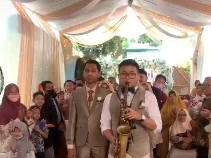 Video viral kirab pengantin pakai lagu Doraemon. Video viral kirab pengantin pakai lagu Doraemon.