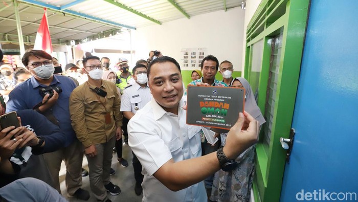 Wali Kota Surabaya Eri Cahyadi saat memberikan kunci rumah secara simbolis pada penerima manfaat program Dandan Omah