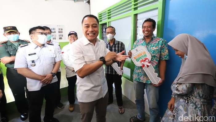 Wali Kota Surabaya Eri Cahyadi saat memberikan kunci rumah secara simbolis pada penerima manfaat program Dandan Omah
