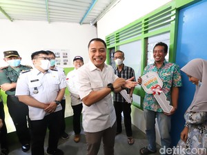 Walkot Eri Cahyadi Pantau Program Dandan Omah di 3 Rumah Warga Tandes