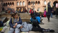Ribuan orang yang ikut aksi protes ini bermalam di Plaza de Mayo. Pendemo memilih tidur di jalanan ibu kota.  