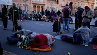 Demonstran berbaring dan duduk-duduk di tengah jalan di pusat kota Buenos Aires, Argentina, Rabu (10/8/2022).