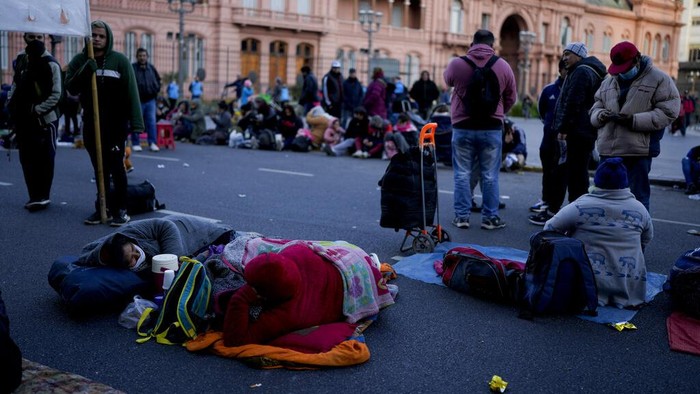Warga Argentina Tidur di Jalan Tuntut Kemiskinan dan Pengangguran Demonstrators gather in the Plaza de Mayo in a protest demanding more money for social programs that support unemployed people in downtown Buenos Aires, Argentina, Wednesday, Aug. 10, 2022. (AP Photo/Natacha Pisarenko)
