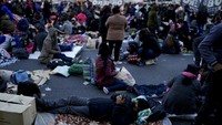 Ribuan orang berbaris ke Plaza de Mayo. Mereka menuntut anggaran yang lebih besar bagi program sosial untuk pengangguran.