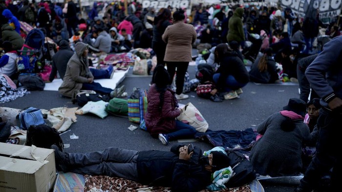 Warga Argentina Tidur di Jalan Tuntut Kemiskinan dan Pengangguran Demonstrators gather in the Plaza de Mayo in a protest demanding more money for social programs that support unemployed people in downtown Buenos Aires, Argentina, Wednesday, Aug. 10, 2022. (AP Photo/Natacha Pisarenko)