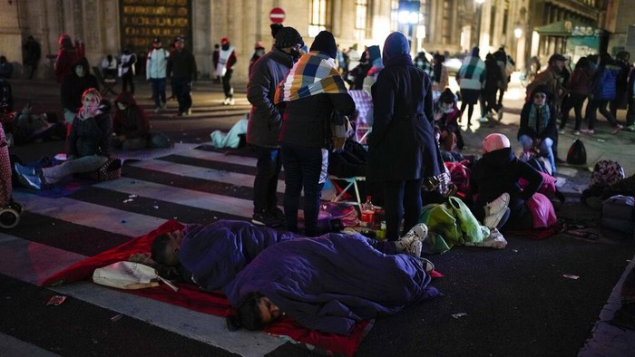 Warga Argentina Tidur di Jalan Tuntut Kemiskinan dan Pengangguran Demonstrators gather in the Plaza de Mayo in a protest demanding more money for social programs that support unemployed people in downtown Buenos Aires, Argentina, Wednesday, Aug. 10, 2022. (AP Photo/Natacha Pisarenko)