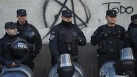 Polisi berjaga sepanjang unjukrasa. Dilaporkan sebanyak 42 persen dari 19 juta penduduk Argentina hidup di bawah garis kemiskinan. Tingkat pengangguran mencapai 10,2 persen.  