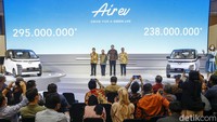 Kendaraan ini merupakan mobil listrik pertama Wuling yang dibuat secara lokal di pabrik Cikarang, Jawa Barat.