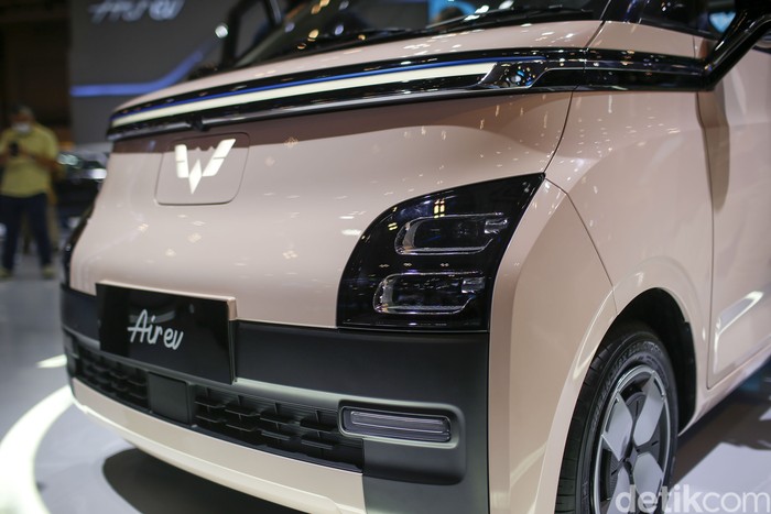 Sejumlah pengunjung tengah melihat mobil listrik Wuling AirEv yang dipajang di ajang GIIAS 2022, ICE BSD, Tangerang Selatan, Kamis (11/8/2022). Wuling Motors, yang menghadirkan model Wuling Air ev. Kendaraan ini merupakan mobil listrik pertama mereka, yang dibuat secara lokal di pabrik yang berlokasi di Cikarang, Jawa Barat.