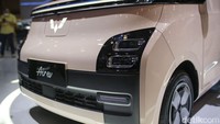 Mobil listrik pertama Wuling di Indonesia tersebut kini resmi dipasarkan dengan harga mulai Rp 238.000.000 hingga Rp 295.000.000 on the road (OTR) Jakarta. Angka ini turun dari perkiraan awal yang berada di rentang harga Rp 250 juta sampai Rp 300 juta.