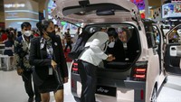 Mobil ramah lingkungan ini memiliki berbagai keunggulan, mulai dari kemudahan pengisian daya yang dapat dilakukan di rumah, keamanan baterai yang terjamin, sampai dengan rangka yang kokoh serta airbag.