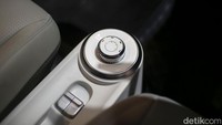 Fitur canggih lainnya seperti Wuling remote control app dengan fasilitas internet of vehicle dan perintah suara berbahasa Indonesia dengan WIND.