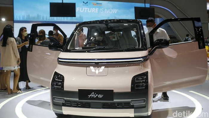 Wuling Perkenalkan AirEv di GIIAS 2022 Sejumlah pengunjung tengah melihat mobil listrik Wuling AirEv yang dipajang di ajang GIIAS 2022, ICE BSD, Tangerang Selatan, Kamis (11/8/2022). Wuling Motors, yang menghadirkan model Wuling Air ev. Kendaraan ini merupakan mobil listrik pertama mereka, yang dibuat secara lokal di pabrik yang berlokasi di Cikarang, Jawa Barat.