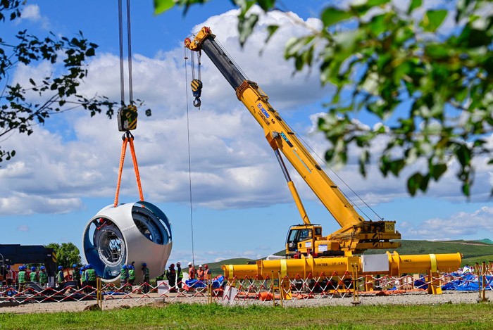 1242431926 XING'AN LEAGUE, CHINA - AUGUST 11, 2022 - Construction personnel work at the construction site of a 200,000-kilowatt wind power project in Hinggan League, Inner Mongolia, China, Aug 11, 2022. The project generates 590 million kilowatt-hours of electricity annually and cuts 550,000 tons of carbon dioxide annually. The project uses a unit with a single capacity of 6.25 MW and a blade length of 182 meters to generate electricity, which is the largest single capacity and longest blade wind turbine in the world. (Photo credit should read CFOTO/Future Publishing via Getty Images)