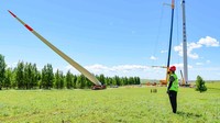 Baling-baling diangkat dengan presisi dan hati-hati. Proyek ini menggunakan unit dengan sistem kapasitas tunggal 6,25 MW. 