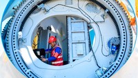 Petugas mengecek persiapan pemasangan turbin angin raksasa di Xing an League, Mongolia Dalam, China, Kamis (11/8/2022). Panjang kincir angin mencapai 182 meter untuk menghasilkan listrik. Diklaim sebagai turbin angin single blade terbesar dan terpanjang di dunia.