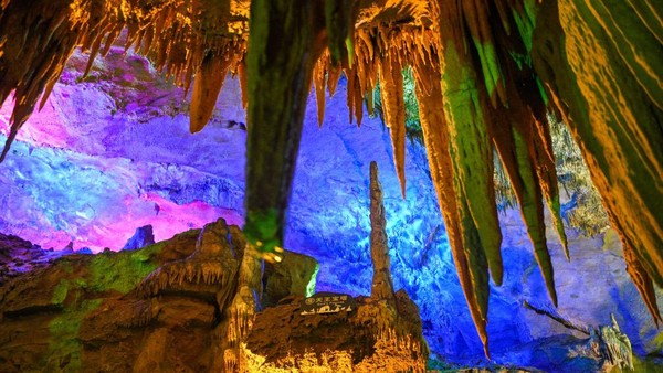 Tampak stalaktit menjulur dari atap gua ke bawah dengan ujung yang runcing. Gua air Benxi ini terbentuk sejak 500 ribu tahun yang lalu.