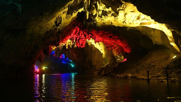 Sebagai informasi, Gua Benxi ini merupakan gua karst bawah tanah terpanjang di dunia.