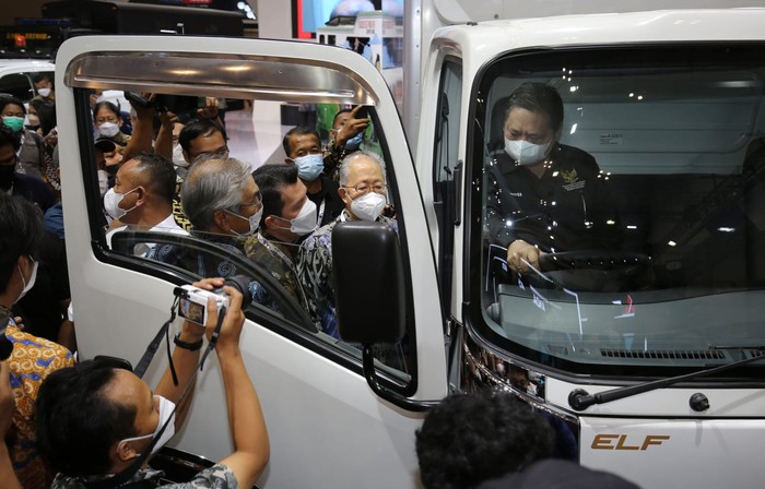 Airlangga Hartarto rasakan duduk di Isuzu Elf EV di GIIAS 2022.