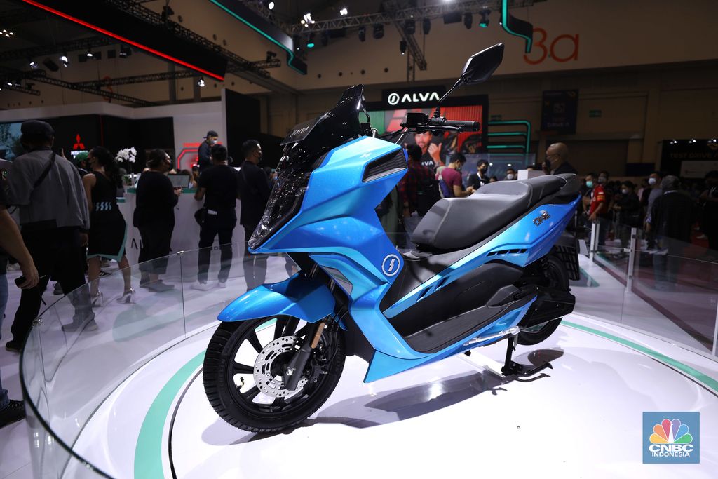 Alva One, Skuter Listrik Maxi diperkenalkan di ajang Gakindo Indonesia Internasional Auto Show (GIIAS), Tangerang, Banten. (CNBC Indonesia/ Tri Susilo)