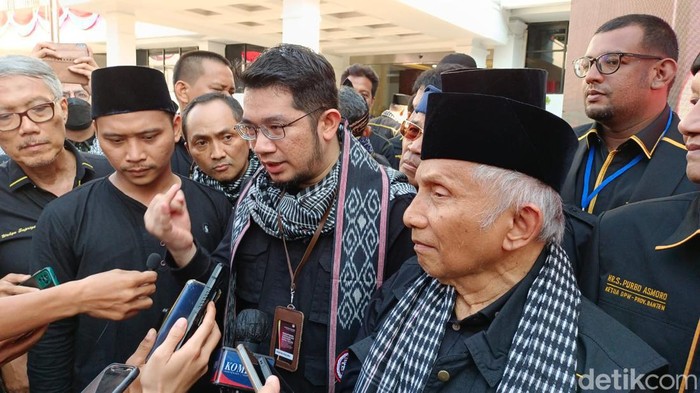 Amien Rais dan jajaran Partai Ummat di KPU RI