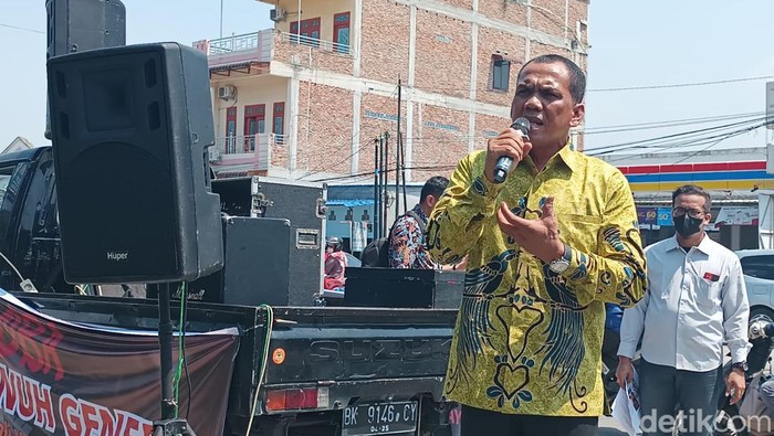 Anggota DPRD Sumut Zainuddin Purba, gelar aksi tunggal di depan Mapolda Sumut.