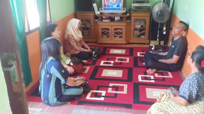 Anggota DPRD Tanjungpinang di rumah keluarga Brigadir J.