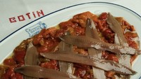 Selain babi panggang, Restaurante Botin juga punya olahan ikan anchovy. Disajikan dengan paprika merah yang disusun sedemikian rupa.