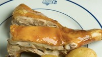 Seperti ini potongan babi panggang yang disajikan di Restaurante Botin. Kulitnya tampak mengilap dengan jus-jus daging yang bisa menetes saat digigit.