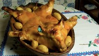 Babi panggang disajikan utuh dengan pelengkap kentang panggang. Bagian kulitnya garing sementara dalamnya empuk dan juicy.