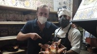 Soal menu andalan, Restaurante Botin menyajikan babi panggang. Babi yang dipakai adalah yang masih kecil (piglet).