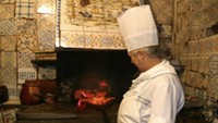 Banyak foodies sempatkan datang ke Restaurante Botin saat ke liburan ke Madrid. Konon api tungku di restoran ini belum pernah dimatikan sejak 1725!
