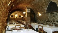 Lebih mencengangkan lagi, ruang bawah tanah di restoran ini berusia lebih tua lagi. Kabarnya sudah ada sejak 1590!