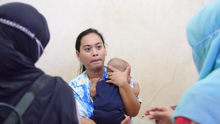 Balita Arkaan dalam gendongan ibunya, Widya (26).